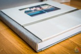Detalles de grabado de nombres en Album Boda en chapa de Aluminio